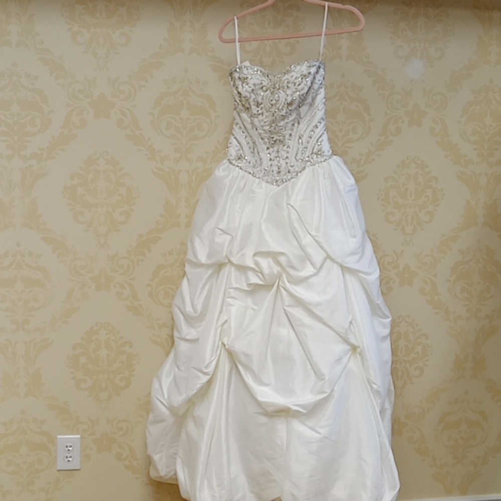 Bonny Bridal Wedding gown size 4
